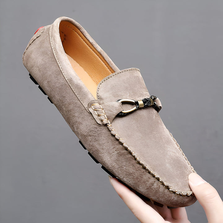 Mocassin en daim marron avec boucle décorative, chaussures élégantes pour hommes. Chaussure décontractée confortable, parfaite pour un look tendance. Détails soignés, qualité supérieure. Mode masculine, style et confort réunis., 45286813466805,45286813499573,45286813532341,45286813565109,45286813597877,45286813630645,45286813663413,45286813696181,45286813728949,45286813761717,45286813794485,45286813827253,45286813860021,45286813892789,45286813925557,45286813958325,45286813991093,45286814023861,4