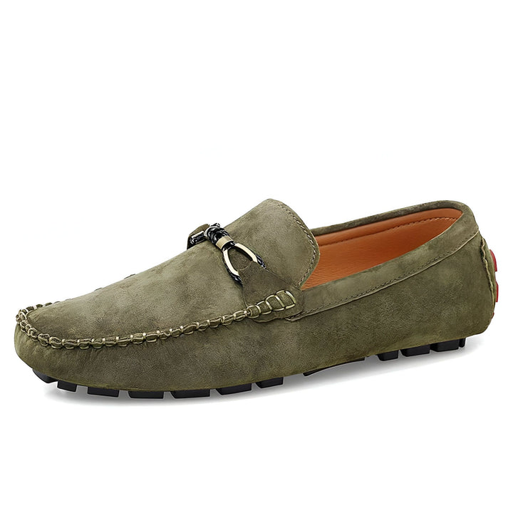 Mocassin vert olive en daim pour hommes, avec boucle décorative argentée et coutures apparentes. Chaussure décontractée élégante, idéale pour un look estival., 45286813466805,45286813499573,45286813532341,45286813565109,45286813597877,45286813630645,45286813663413,45286813696181,45286813728949,45286813761717,45286813794485,45286813827253,45286813860021,45286813892789,45286813925557,45286813958325,45286813991093,45286814023861,45286814056629,45286814089397,45286814122165,45286814154933,4528681418770