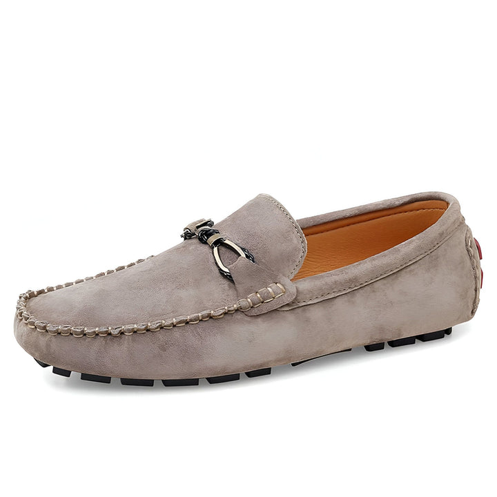 Mocassin gris en daim pour homme avec boucle décorative. Chaussure décontractée élégante, idéale pour un look confortable et sophistiqué., 45286813466805,45286813499573,45286813532341,45286813565109,45286813597877,45286813630645,45286813663413,45286813696181,45286813728949,45286813761717,45286813794485,45286813827253,45286813860021,45286813892789,45286813925557,45286813958325,45286813991093,45286814023861,45286814056629,45286814089397,45286814122165,45286814154933,45286814187701,45286814220469