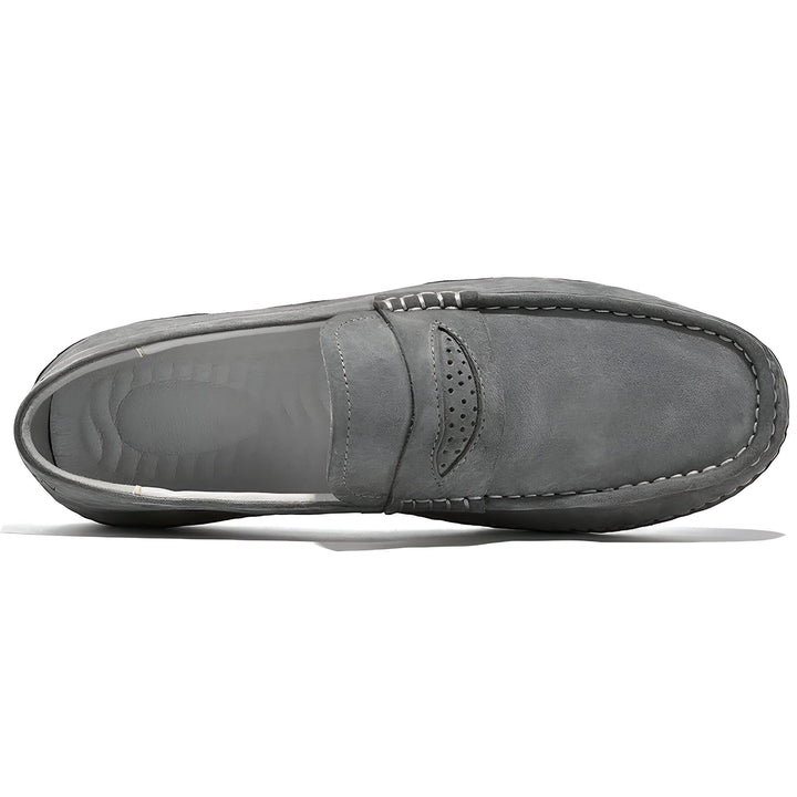 Vue de dessus d'un mocassin gris en cuir suédé. Chaussure décontractée avec détails perforés sur le dessus. Style élégant et confortable., 45286805405877,45286805438645,45286805471413,45286805504181,45286805536949,45286805569717,45286805602485,45286805635253