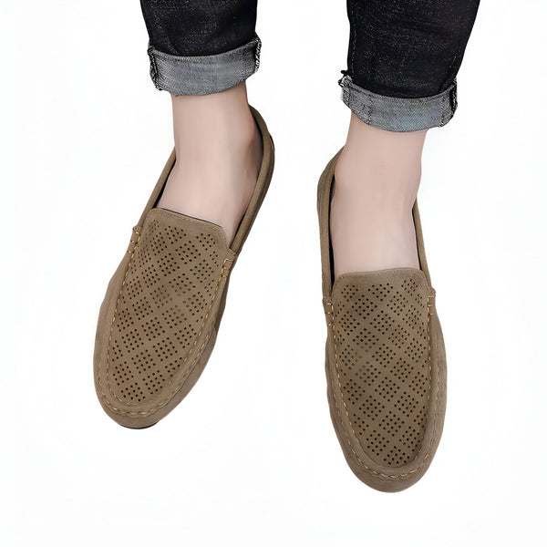 Vue de dessus de mocassins en daim marron perforé portés avec un jean noir retroussé. Chaussures d'été décontractées pour homme., 45286807732405,45286807765173,45286807797941,45286807830709,45286807863477,45286807896245,45286807929013,45286807961781,45286807994549,45286808027317,45286808060085,45286808092853