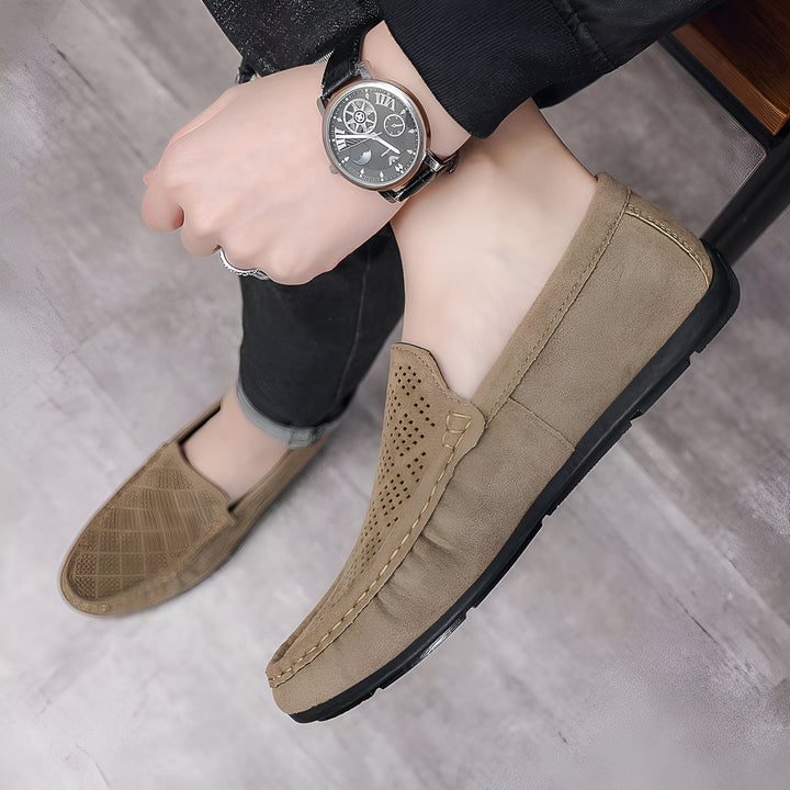 Homme portant des mocassins décontractés en daim beige. On voit aussi une montre bracelet, un jean noir et un anneau argenté., 45286807732405,45286807765173,45286807797941,45286807830709,45286807863477,45286807896245,45286807929013,45286807961781,45286807994549,45286808027317,45286808060085,45286808092853