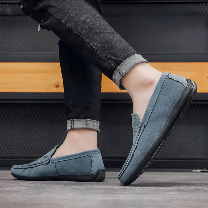 Gros plan de mocassins en daim bleu portés avec un jean noir. Chaussures décontractées pour hommes, style élégant et confortable. Mode masculine, look tendance., 45286807732405,45286807765173,45286807797941,45286807830709,45286807863477,45286807896245,45286807929013,45286807961781,45286807994549,45286808027317,45286808060085,45286808092853