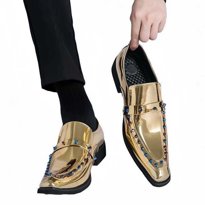 Chaussures de ville dorées à clous colorés. Un homme porte une chaussure et tient l'autre à la main. Style unique et audacieux, parfait pour une allure élégante et originale. Mode masculine, chaussures habillées, accessoires de mode., 45286830309557,45286830342325,45286830375093,45286830407861,45286830440629,45286830473397,45286830506165,45286830538933