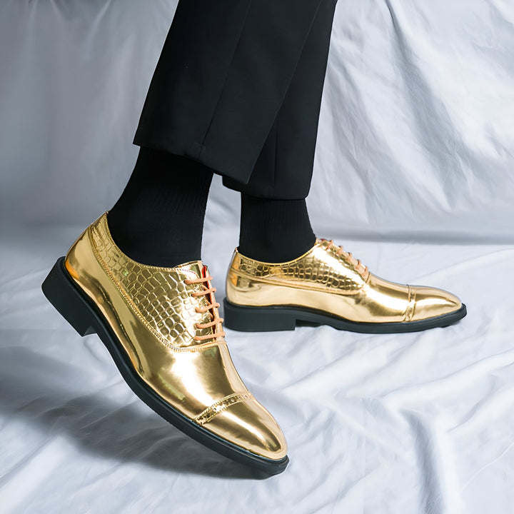 Gros plan sur des chaussures richelieu dorées, lacets orange, avec un motif crocodile sur le dessus, portées avec un pantalon noir et des chaussettes assorties. Mode masculine, chaussures originales., 45286821167285,45286821200053,45286821232821,45286821265589,45286821298357,45286821331125,45286821363893