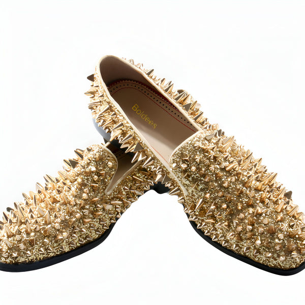 Mocassins dorés à clous de la marque Boldees, sur fond blanc. Chaussures originales et luxueuses., 45286829129909,45286829162677,45286829195445,45286829228213,45286829260981,45286829293749,45286829326517