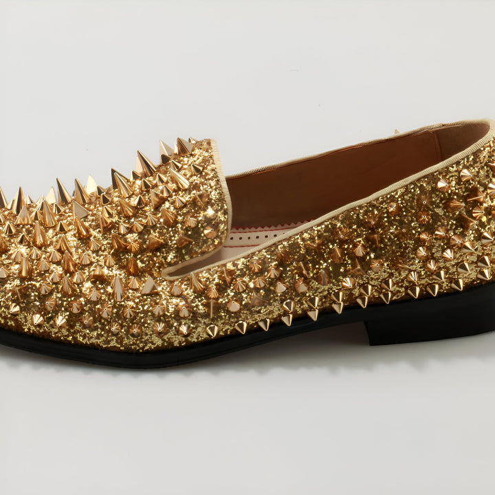 Mocassin doré clouté, style audacieux et luxueux. Chaussure à enfiler avec ornements pointus dorés, idéale pour une touche d'originalité. Détail de la texture pailletée et des finitions soignées. Mode masculine, chaussure de soirée., 45286829129909,45286829162677,45286829195445,45286829228213,45286829260981,45286829293749,45286829326517