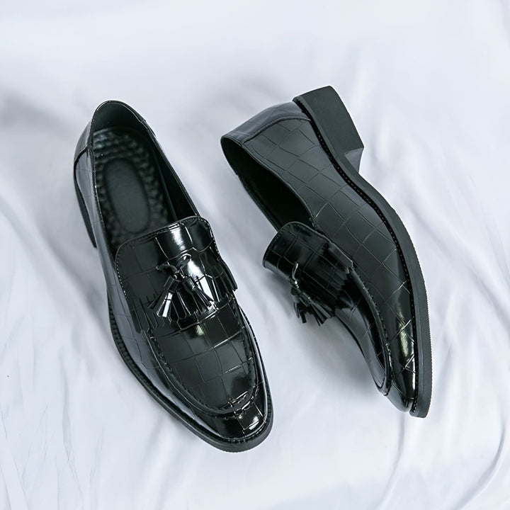 Mocassins noirs vernis avec détails à glands. Chaussures élégantes pour hommes, texture crocodile, style classique et sophistiqué, présentées sur fond blanc. Idéal pour une tenue formelle., 45286642286773,45286642319541,45286642352309,45286642385077,45286642417845,45286642450613,45286642483381,45286642516149,45286642548917,45286642581685,45286642614453,45286642647221,45286642679989,45286642712757,45286642745525,45286642778293,45286642811061,45286642843829,45286642876597,45286642909365,452866429421