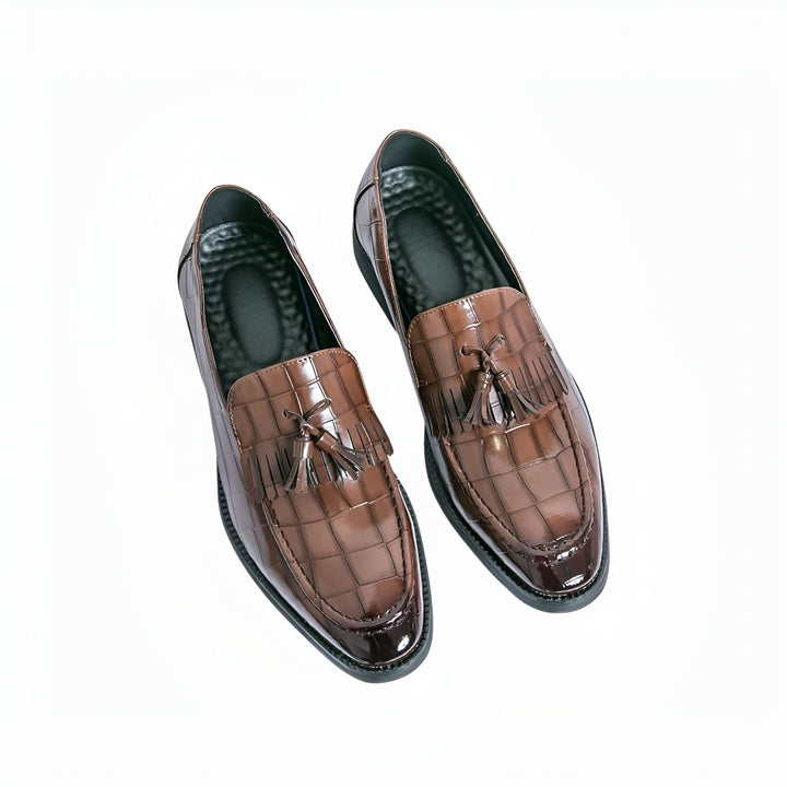 Paire de mocassins marron en cuir façon croco, avec des glands décoratifs. Chaussures élégantes pour homme., 45286642286773,45286642319541,45286642352309,45286642385077,45286642417845,45286642450613,45286642483381,45286642516149,45286642548917,45286642581685,45286642614453,45286642647221,45286642679989,45286642712757,45286642745525,45286642778293,45286642811061,45286642843829,45286642876597,45286642909365,45286642942133,45286642974901,45286643007669,45286643040437,45286643073205,45286643105973,4528664