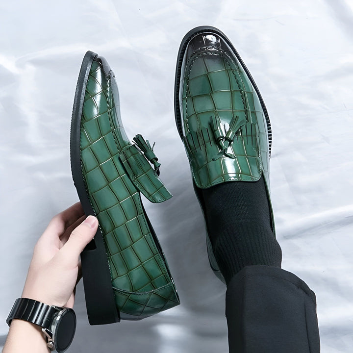 Mocassins homme en cuir vert motif crocodile avec glands, élégants et modernes. Chaussures de luxe, mode masculine, style classique revisité., 45286642286773,45286642319541,45286642352309,45286642385077,45286642417845,45286642450613,45286642483381,45286642516149,45286642548917,45286642581685,45286642614453,45286642647221,45286642679989,45286642712757,45286642745525,45286642778293,45286642811061,45286642843829,45286642876597,45286642909365,45286642942133,45286642974901,45286643007669,45286643040437,4528