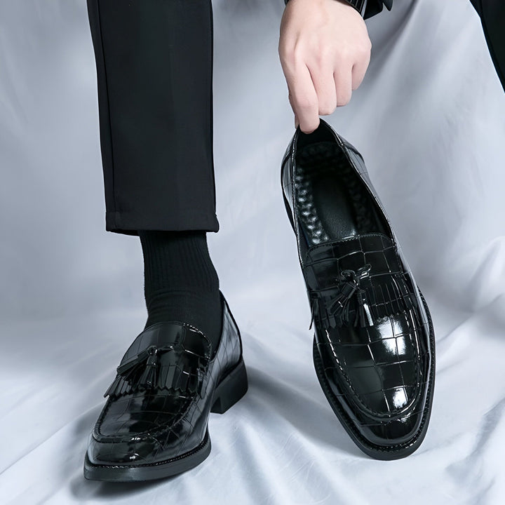 Homme présentant des mocassins noirs en cuir verni avec des glands, motif crocodile. Style élégant et luxueux. Chaussures formelles., 45286642286773,45286642319541,45286642352309,45286642385077,45286642417845,45286642450613,45286642483381,45286642516149,45286642548917,45286642581685,45286642614453,45286642647221,45286642679989,45286642712757,45286642745525,45286642778293,45286642811061,45286642843829,45286642876597,45286642909365,45286642942133,45286642974901,45286643007669,45286643040437,4528664307320