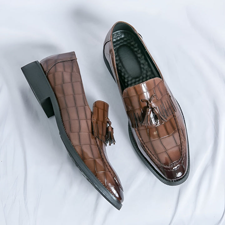 Mocassins homme marron en cuir avec motif crocodile et glands. Chaussures élégantes pour hommes., 45286642286773,45286642319541,45286642352309,45286642385077,45286642417845,45286642450613,45286642483381,45286642516149,45286642548917,45286642581685,45286642614453,45286642647221,45286642679989,45286642712757,45286642745525,45286642778293,45286642811061,45286642843829,45286642876597,45286642909365,45286642942133,45286642974901,45286643007669,45286643040437,45286643073205,45286643105973,45286643138741