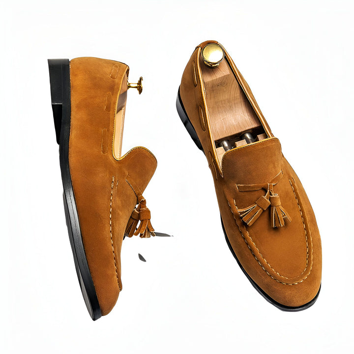 Mocassins à glands pour hommes en daim marron clair, vus du dessus. Élégance et confort pour un look raffiné. Chaussures italiennes de qualité., 45287110410421,45287110443189,45287110475957,45287110508725,45287110541493,45287110574261,45287110607029,45287110639797,45287110672565,45287110705333,45287110738101
