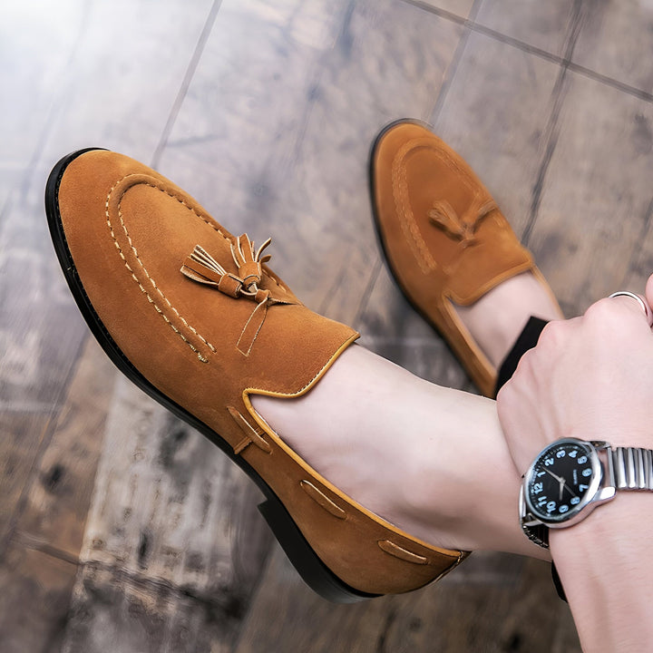 Gros plan de mocassins marron en daim portés avec une montre. Chaussures élégantes pour hommes. Mode masculine., 45287110410421,45287110443189,45287110475957,45287110508725,45287110541493,45287110574261,45287110607029,45287110639797,45287110672565,45287110705333,45287110738101