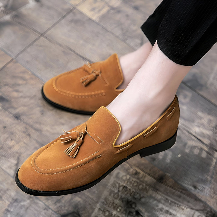 Mocassins marron à glands en daim portés par un homme. Chaussures élégantes et confortables, parfaites pour un look décontracté chic., 45287110410421,45287110443189,45287110475957,45287110508725,45287110541493,45287110574261,45287110607029,45287110639797,45287110672565,45287110705333,45287110738101