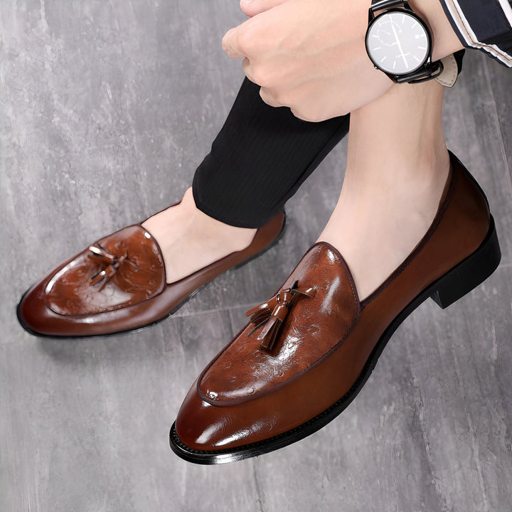 Gros plan sur des mocassins en cuir marron avec des glands portés par un homme. Détails incluent une montre-bracelet et un pantalon noir. Chaussures élégantes pour hommes., 45287073218741,45287073251509,45287073284277,45287073317045,45287073349813,45287073382581,45287073415349,45287073448117,45287073480885,45287073513653,45287073546421,45287073579189,45287073611957,45287073644725,45287073677493,45287073710261,45287073743029,45287073775797,45287073808565,45287073841333,45287073874101,45287073906869,452