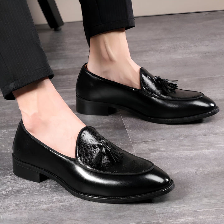 Gros plan sur des mocassins noirs en cuir avec des glands portés par un homme en pantalon noir. Chaussures élégantes et formelles., 45287073218741,45287073251509,45287073284277,45287073317045,45287073349813,45287073382581,45287073415349,45287073448117,45287073480885,45287073513653,45287073546421,45287073579189,45287073611957,45287073644725,45287073677493,45287073710261,45287073743029,45287073775797,45287073808565,45287073841333,45287073874101,45287073906869,45287073939637,45287073972405