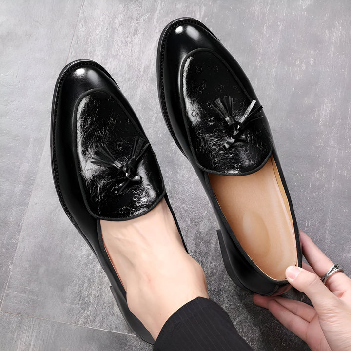 Chaussures de ville noires en cuir avec glands, portées. Style classique et élégant pour homme. Gros plan sur les détails et la qualité., 45287073218741,45287073251509,45287073284277,45287073317045,45287073349813,45287073382581,45287073415349,45287073448117,45287073480885,45287073513653,45287073546421,45287073579189,45287073611957,45287073644725,45287073677493,45287073710261,45287073743029,45287073775797,45287073808565,45287073841333,45287073874101,45287073906869,45287073939637,45287073972405