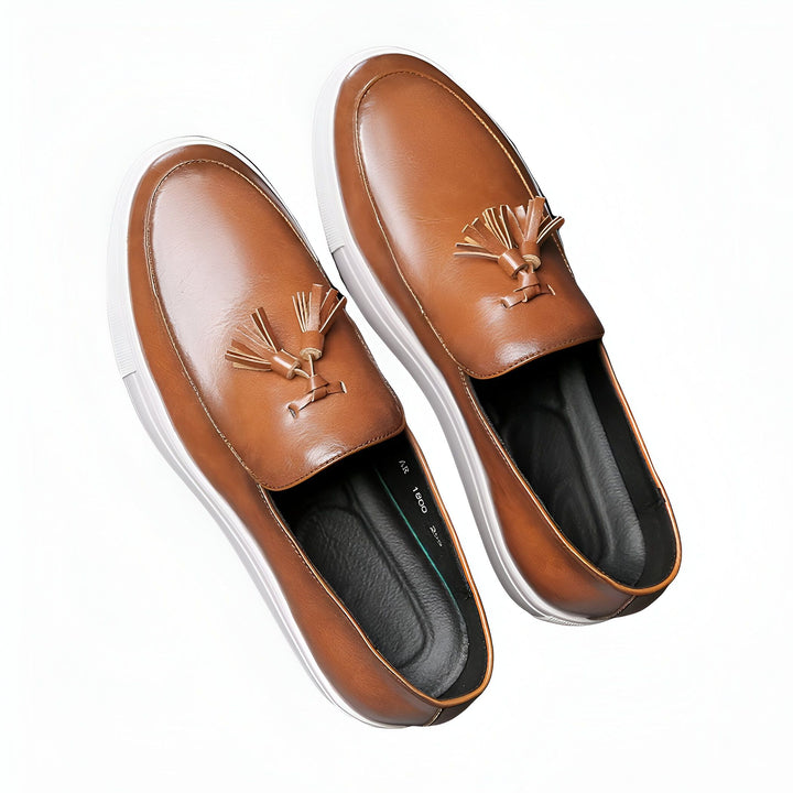 Mocassins homme en cuir marron clair avec des glands et une semelle blanche, présentés sur fond clair. Chaussures élégantes et confortables., 45287101038773,45287101071541,45287101104309,45287101137077,45287101169845,45287101202613,45287101235381,45287101268149,45287101300917,45287101333685,45287101366453,45287101399221,45287101431989,45287101464757,45287101497525,45287101530293,45287101563061,45287101595829,45287101628597,45287101661365