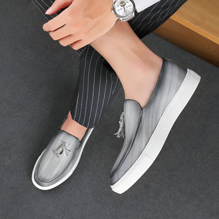 Gros plan de mocassins gris avec franges portés par un homme en pantalon rayé et montre. Chaussures élégantes et décontractées pour homme. Mode masculine, style urbain., 45287101038773,45287101071541,45287101104309,45287101137077,45287101169845,45287101202613,45287101235381,45287101268149,45287101300917,45287101333685,45287101366453,45287101399221,45287101431989,45287101464757,45287101497525,45287101530293,45287101563061,45287101595829,45287101628597,45287101661365