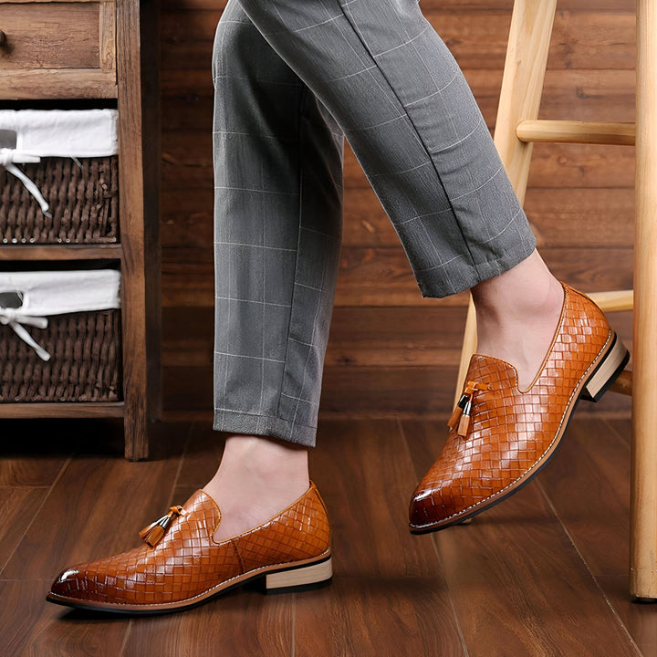 Homme portant des chaussures à glands en cuir marron avec un pantalon à carreaux gris., 45286925533365,45286925566133,45286925598901,45286925631669,45286925664437,45286925697205,45286925729973,45286925762741,45286925795509,45286925828277,45286925861045,45286925893813,45286925926581,45286925959349,45286925992117,45286926024885,45286926057653,45286926090421,45286926123189,45286926155957,45286926188725,45286926221493,45286926254261,45286926287029,45286926319797,45286926352565,45286926385333,45286926418101,