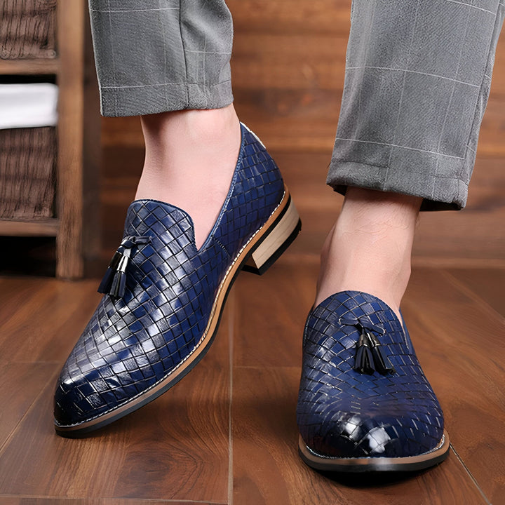 Gros plan de mocassins bleus en cuir tressé avec glands, portés avec un pantalon gris à carreaux sur un plancher en bois. Chaussures élégantes pour hommes., 45286925533365,45286925566133,45286925598901,45286925631669,45286925664437,45286925697205,45286925729973,45286925762741,45286925795509,45286925828277,45286925861045,45286925893813,45286925926581,45286925959349,45286925992117,45286926024885,45286926057653,45286926090421,45286926123189,45286926155957,45286926188725,45286926221493,45286926254261,452