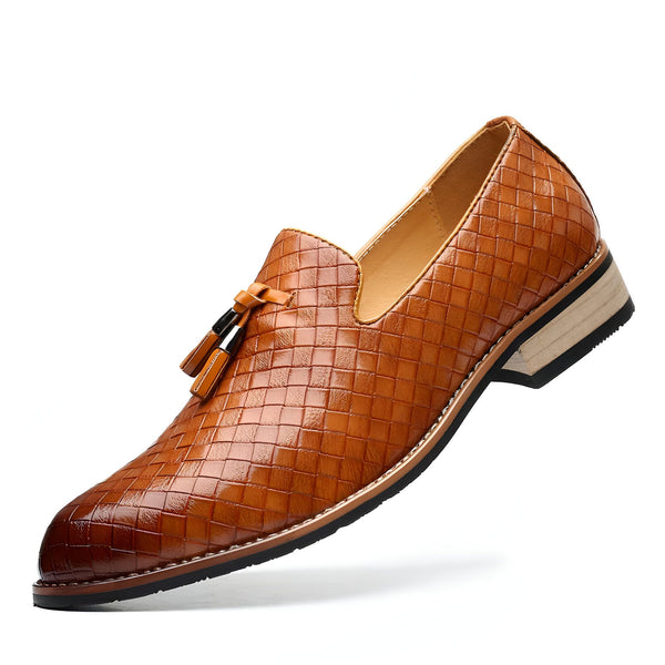 Mocassin homme marron en cuir tressé avec gland décoratif. Chaussure élégante, dessus texturé. Style classique et raffiné pour homme. Mode masculine., 45286925533365,45286925566133,45286925598901,45286925631669,45286925664437,45286925697205,45286925729973,45286925762741,45286925795509,45286925828277,45286925861045,45286925893813,45286925926581,45286925959349,45286925992117,45286926024885,45286926057653,45286926090421,45286926123189,45286926155957,45286926188725,45286926221493,45286926254261,45286926