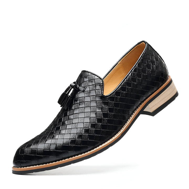 Mocassin élégant en cuir noir tressé avec gland, semelle beige et talon bas. Chaussure de ville pour homme au design moderne., 45286925533365,45286925566133,45286925598901,45286925631669,45286925664437,45286925697205,45286925729973,45286925762741,45286925795509,45286925828277,45286925861045,45286925893813,45286925926581,45286925959349,45286925992117,45286926024885,45286926057653,45286926090421,45286926123189,45286926155957,45286926188725,45286926221493,45286926254261,45286926287029,45286926319797,45286