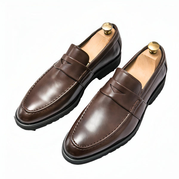 Paire de mocassins en cuir marron avec embauchoirs en bois clair. Chaussures élégantes pour homme., 45287129252021,45287129284789,45287129317557,45287129350325,45287129383093,45287129415861,45287129448629,45287129481397,45287129514165,45287129546933,45287129579701,45287129612469,45287129645237,45287129678005,45287129710773,45287129743541,45287129776309,45287129809077,45287129841845,45287129874613,45287129907381,45287129940149