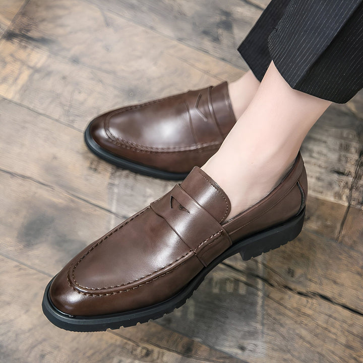 Gros plan sur des mocassins en cuir marron pour homme, portés avec un pantalon à rayures sur un parquet en bois. Chaussures élégantes et confortables., 45287129252021,45287129284789,45287129317557,45287129350325,45287129383093,45287129415861,45287129448629,45287129481397,45287129514165,45287129546933,45287129579701,45287129612469,45287129645237,45287129678005,45287129710773,45287129743541,45287129776309,45287129809077,45287129841845,45287129874613,45287129907381,45287129940149