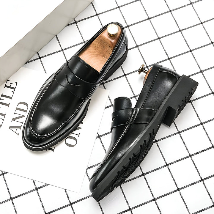 Gros plan de deux mocassins noirs en cuir pour hommes avec embauchoirs sur une surface à carreaux. Chaussures élégantes et modernes., 45287129252021,45287129284789,45287129317557,45287129350325,45287129383093,45287129415861,45287129448629,45287129481397,45287129514165,45287129546933,45287129579701,45287129612469,45287129645237,45287129678005,45287129710773,45287129743541,45287129776309,45287129809077,45287129841845,45287129874613,45287129907381,45287129940149