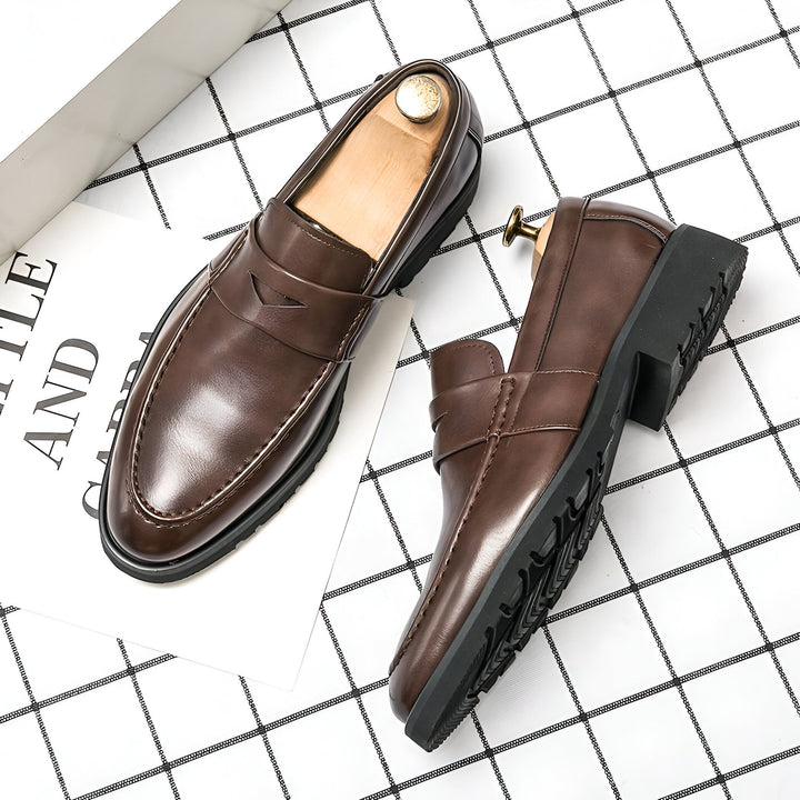 Deux mocassins en cuir marron avec embauchoirs. Chaussures élégantes pour homme, parfaites pour un look formel ou décontracté chic. Détails soignés et semelle noire robuste., 45287129252021,45287129284789,45287129317557,45287129350325,45287129383093,45287129415861,45287129448629,45287129481397,45287129514165,45287129546933,45287129579701,45287129612469,45287129645237,45287129678005,45287129710773,45287129743541,45287129776309,45287129809077,45287129841845,45287129874613,45287129907381,45287129940149