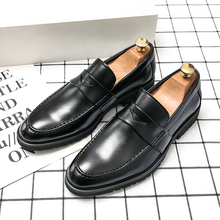 Mocassins noirs classiques pour hommes avec des embauchoirs en bois. Chaussures élégantes en cuir sur un fond à carreaux. Mode masculine, chaussures de ville., 45287129252021,45287129284789,45287129317557,45287129350325,45287129383093,45287129415861,45287129448629,45287129481397,45287129514165,45287129546933,45287129579701,45287129612469,45287129645237,45287129678005,45287129710773,45287129743541,45287129776309,45287129809077,45287129841845,45287129874613,45287129907381,45287129940149