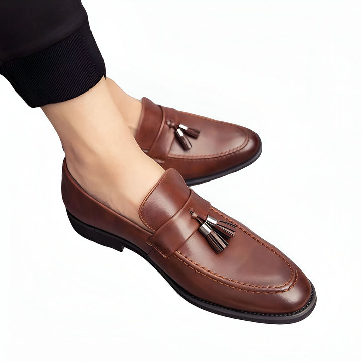 Gros plan de mocassins à glands marron portés, chaussures élégantes en cuir pour hommes, mode masculine, style décontracté et sophistiqué., 45286937690293,45286937723061,45286937755829,45286937788597,45286937821365,45286937854133,45286937886901,45286937919669,45286937952437,45286937985205,45286938017973,45286938050741,45286938083509,45286938116277,45286938149045,45286938181813,45286938214581,45286938247349