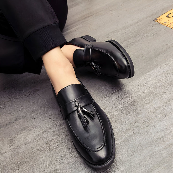 Gros plan sur des mocassins noirs en cuir avec des glands, portés avec un pantalon noir. Chaussures élégantes pour homme., 45286937690293,45286937723061,45286937755829,45286937788597,45286937821365,45286937854133,45286937886901,45286937919669,45286937952437,45286937985205,45286938017973,45286938050741,45286938083509,45286938116277,45286938149045,45286938181813,45286938214581,45286938247349