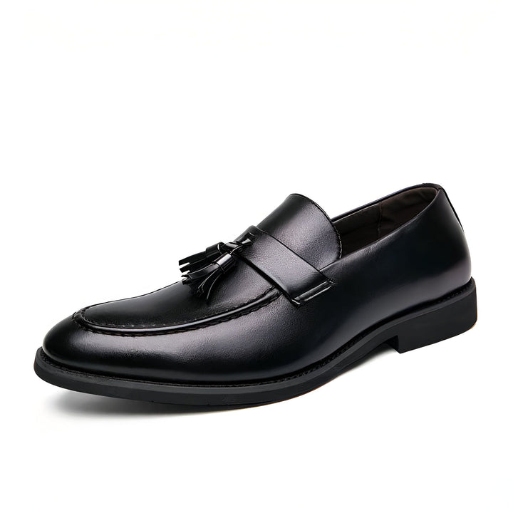 Mocassin noir élégant avec gland. Chaussure classique en cuir pour homme, idéale pour un look formel ou décontracté. Mode masculine, chaussures de ville, accessoires de mode., 45286937690293,45286937723061,45286937755829,45286937788597,45286937821365,45286937854133,45286937886901,45286937919669,45286937952437,45286937985205,45286938017973,45286938050741,45286938083509,45286938116277,45286938149045,45286938181813,45286938214581,45286938247349