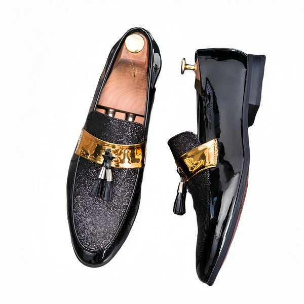 Mocassins noirs vernis pour hommes avec détails dorés et glands, présentés avec un embauchoir. Chaussures élégantes et brillantes pour une tenue formelle ou décontractée. Mode masculine de luxe., 45287088226485,45287088259253,45287088292021,45287088324789,45287088357557,45287088390325,45287088423093,45287088455861,45287088488629,45287088521397