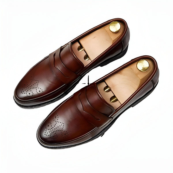 Vue rapprochée d'une paire de mocassins en cuir marron avec des embauchoirs en bois à l'intérieur, sur un fond blanc. Chaussures élégantes pour hommes., 45286714966197,45286714998965,45286715031733,45286715064501,45286715097269,45286715130037,45286715162805,45286715195573,45286715228341,45286715261109,45286715293877,45286715326645,45286715359413,45286715392181,45286715424949,45286715457717,45286715490485,45286715523253