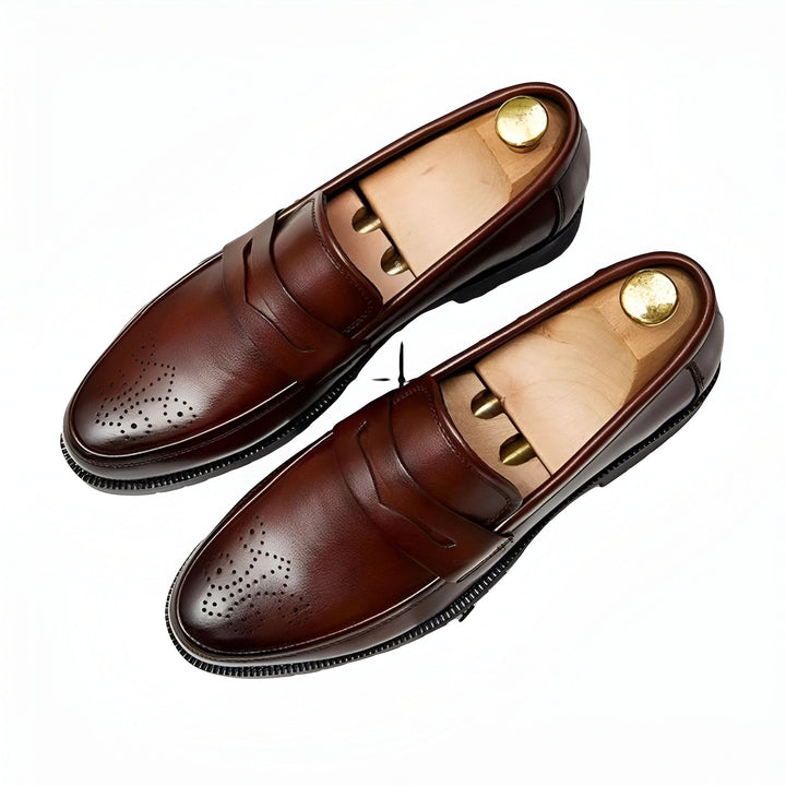 Vue rapprochée d'une paire de mocassins en cuir marron avec des embauchoirs en bois à l'intérieur, sur un fond blanc. Chaussures élégantes pour hommes., 45286714966197,45286714998965,45286715031733,45286715064501,45286715097269,45286715130037,45286715162805,45286715195573,45286715228341,45286715261109,45286715293877,45286715326645,45286715359413,45286715392181,45286715424949,45286715457717,45286715490485,45286715523253