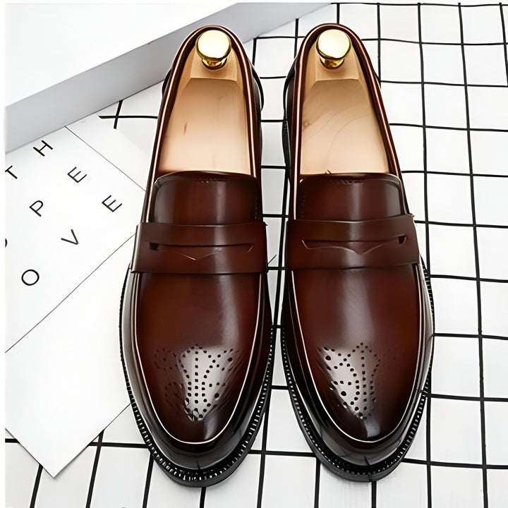 Chaussures de ville pour homme, mocassins en cuir marron brillant avec détails perforés sur l'avant. Style classique et élégant, parfait pour une tenue formelle ou décontractée chic., 45286714966197,45286714998965,45286715031733,45286715064501,45286715097269,45286715130037,45286715162805,45286715195573,45286715228341,45286715261109,45286715293877,45286715326645,45286715359413,45286715392181,45286715424949,45286715457717,45286715490485,45286715523253