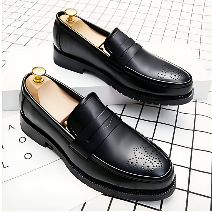 Paire de mocassins noirs en cuir avec détails perforés sur l'empeigne. Chaussures élégantes pour homme avec embauchoirs en bois à l'intérieur. Mode masculine, chaussures de ville., 45286714966197,45286714998965,45286715031733,45286715064501,45286715097269,45286715130037,45286715162805,45286715195573,45286715228341,45286715261109,45286715293877,45286715326645,45286715359413,45286715392181,45286715424949,45286715457717,45286715490485,45286715523253
