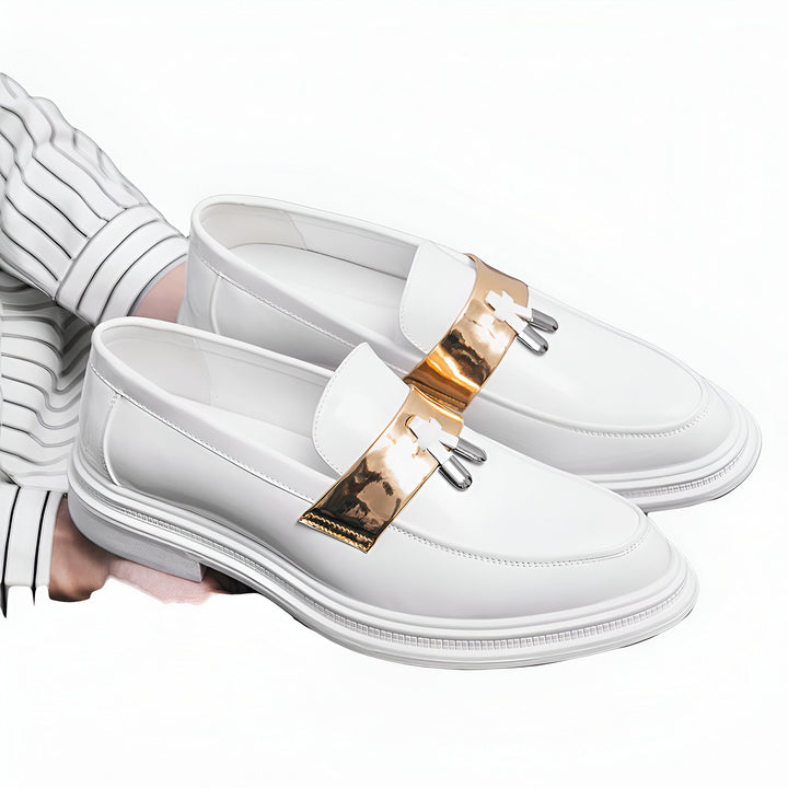 Mocassins blancs vernis avec ornement doré et pampilles argentées, tendance mode homme. Chaussures élégantes et modernes., 45286847807669,45286847840437,45286847873205,45286847905973,45286847938741,45286847971509,45286848004277