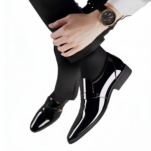 Gros plan sur un homme élégant en costume noir et chaussures vernies assorties. Il porte une montre bracelet dorée, ajoutant une touche de luxe à son look sophistiqué et moderne. Chaussures pour hommes, mode masculine., 45287064731829,45287064764597,45287064797365,45287064830133,45287064862901,45287064895669,45287064928437