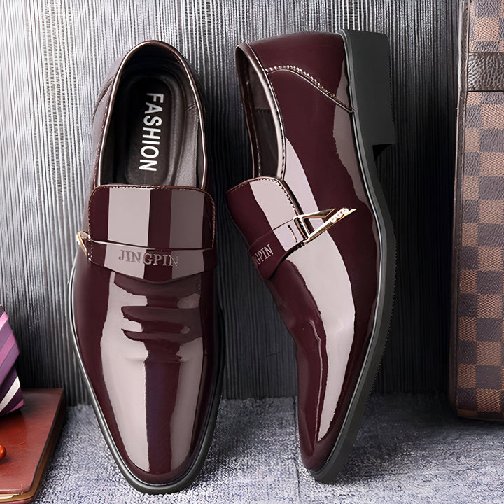 Deux chaussures de ville bordeaux vernies de la marque Jingpin. L'une est debout, l'autre est couchée et on voit l'inscription « Fashion » à l'intérieur. Élégance et style pour homme., 45287064731829,45287064764597,45287064797365,45287064830133,45287064862901,45287064895669,45287064928437