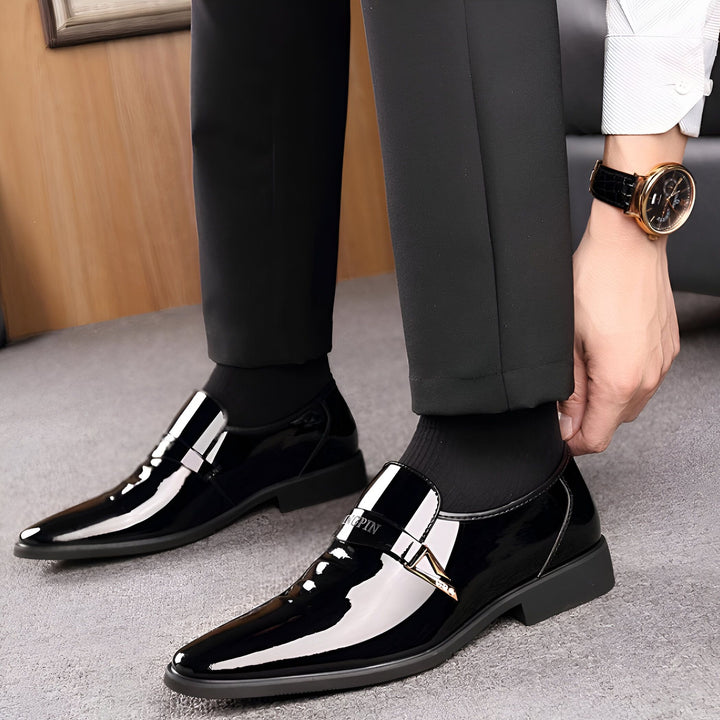 Gros plan sur un homme en costume noir et chaussures de ville vernies noires. Il ajuste sa montre élégante. Chaussures formelles pour homme. Mode masculine., 45287064731829,45287064764597,45287064797365,45287064830133,45287064862901,45287064895669,45287064928437