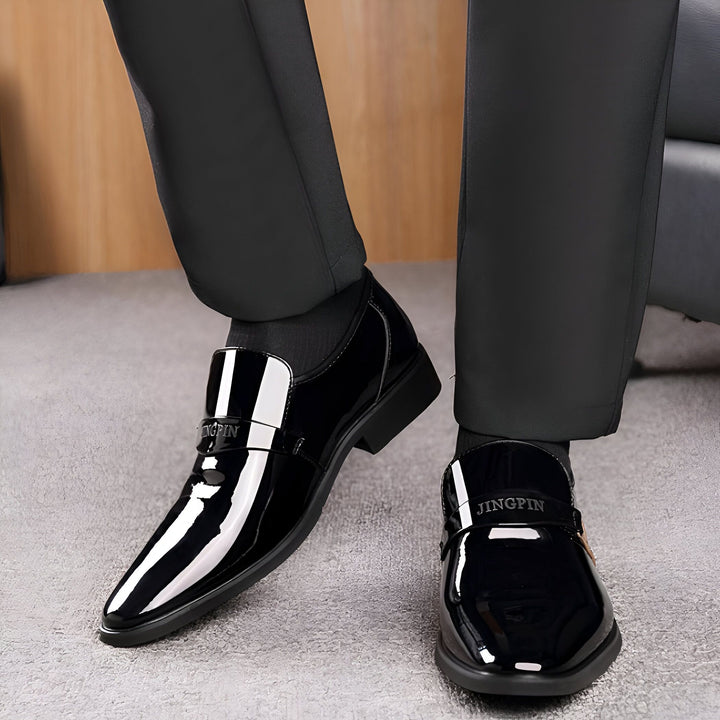 Gros plan sur des chaussures de ville noires vernies pour hommes avec pantalon noir., 45287064731829,45287064764597,45287064797365,45287064830133,45287064862901,45287064895669,45287064928437