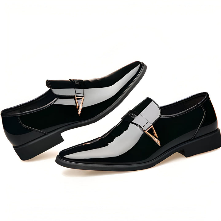 Deux chaussures de ville noires vernies avec boucle dorée. Chaussures élégantes pour homme, mode masculine. Accessoires de mode pour un look soigné., 45287064731829,45287064764597,45287064797365,45287064830133,45287064862901,45287064895669,45287064928437