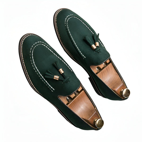 Mocassins à glands en daim vert foncé. Chaussures pour hommes élégantes avec coutures contrastées. Accessoires de mode masculins., 45286848626869,45286848659637,45286848692405,45286848725173,45286848757941,45286848790709,45286848823477,45286848856245,45286848889013,45286848921781,45286848954549,45286848987317,45286849020085,45286849052853,45286849085621,45286849118389,45286849151157,45286849183925,45286849216693,45286849249461,45286849282229,45286849314997,45286849347765,45286849380533,45286849413301
