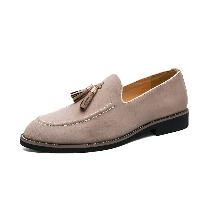 Mocassin homme en daim beige avec glands décoratifs. Chaussure élégante pour un look décontracté chic. Détails raffinés : coutures apparentes, intérieur clair. Idéal pour compléter une tenue sophistiquée., 45286848626869,45286848659637,45286848692405,45286848725173,45286848757941,45286848790709,45286848823477,45286848856245,45286848889013,45286848921781,45286848954549,45286848987317,45286849020085,45286849052853,45286849085621,45286849118389,45286849151157,45286849183925,45286849216693,45286849