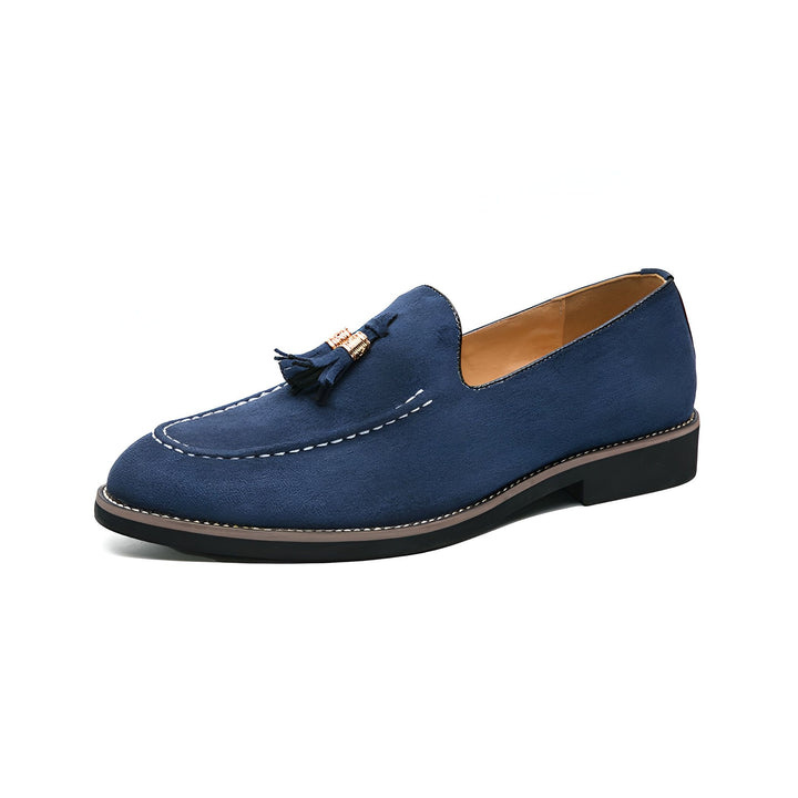 Mocassin bleu en daim avec gland décoratif. Chaussure élégante pour homme, semelle basse et couture contrastante. Mode masculine, style décontracté chic., 45286848626869,45286848659637,45286848692405,45286848725173,45286848757941,45286848790709,45286848823477,45286848856245,45286848889013,45286848921781,45286848954549,45286848987317,45286849020085,45286849052853,45286849085621,45286849118389,45286849151157,45286849183925,45286849216693,45286849249461,45286849282229,45286849314997,45286849347765,45286